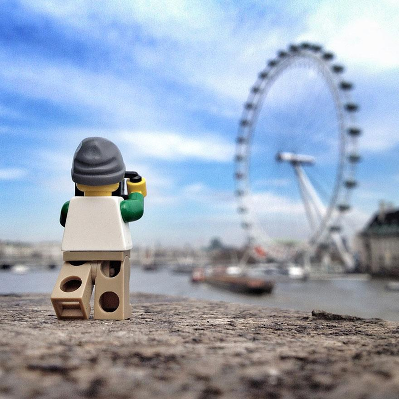 Illustration for article titled Intrepid Lego minifig goes around the world taking pictures